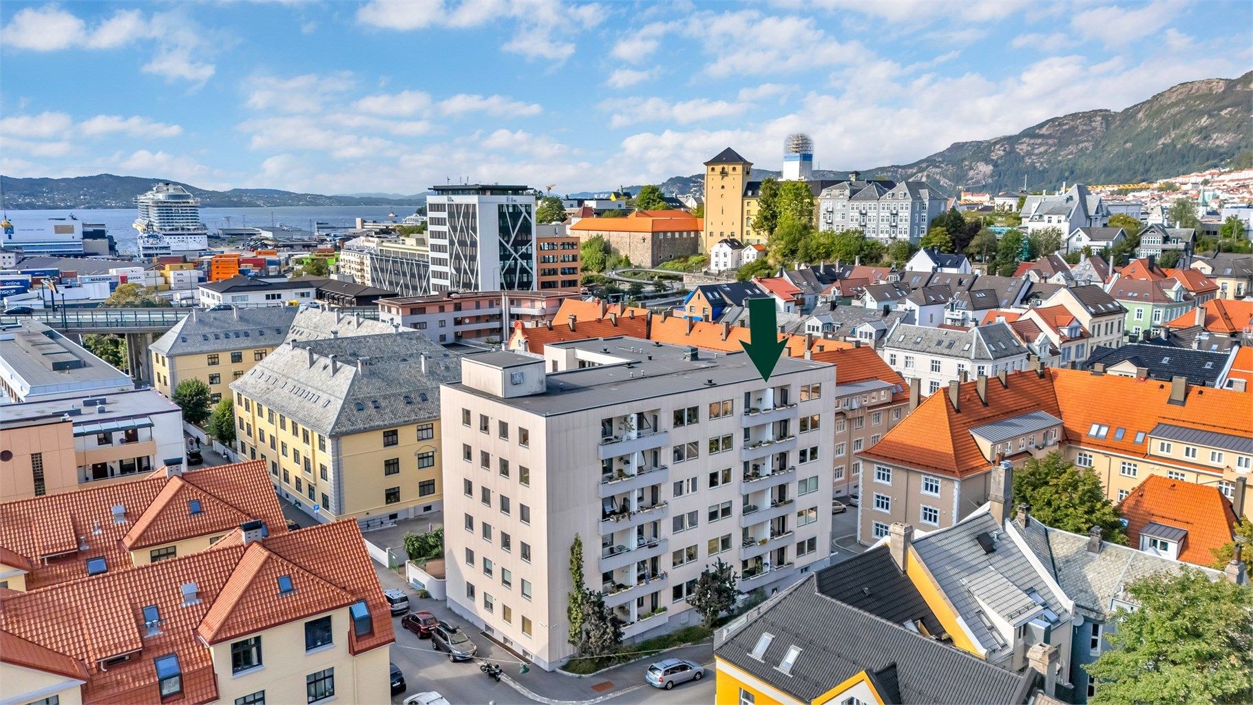 Her bor man sentralt, men tilbaketrukket, med gangavstand til kollektivtransport, dagligvare, studiesteder, sentrum og alle servicetilbud.