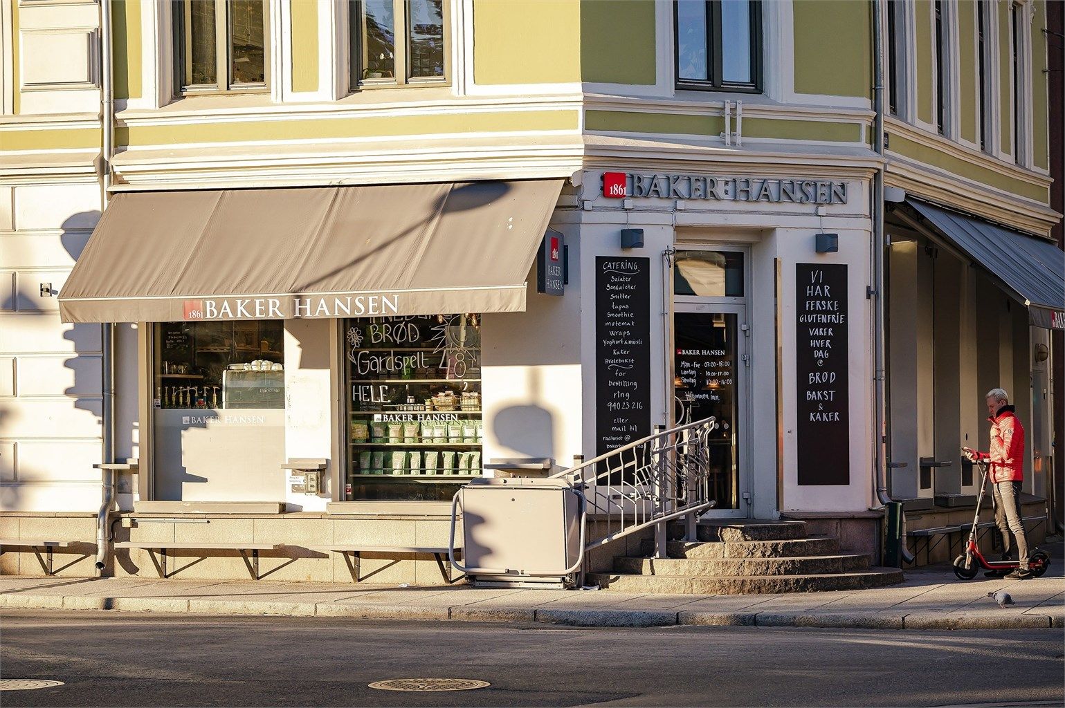I første etasje i sameiet ligger det en hyggelig nabolagskafé. 