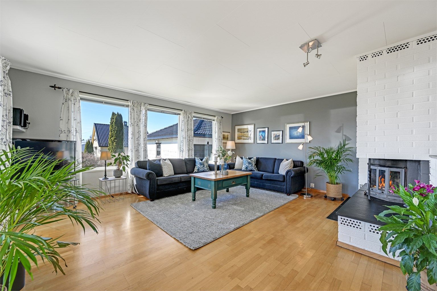 En effektiv luft-til-luft varmepumpe ble installert i 2022 og sørger for jevn temperatur.