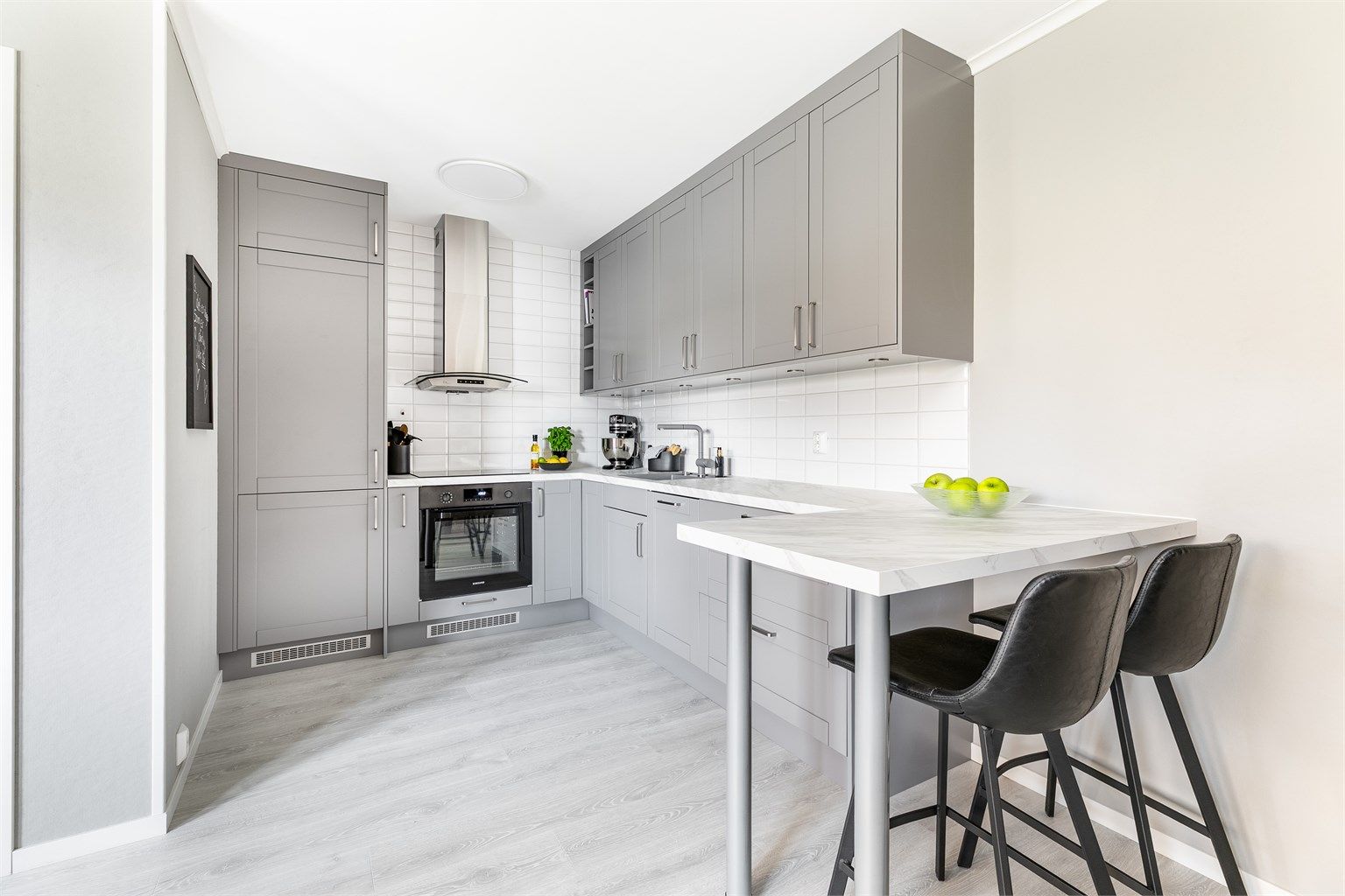 Helt ny kjøkkeninnredning fra Epoq ble installert i leiligheten i 2021, med nye hvitevarer som alle er integrert og medfølger.