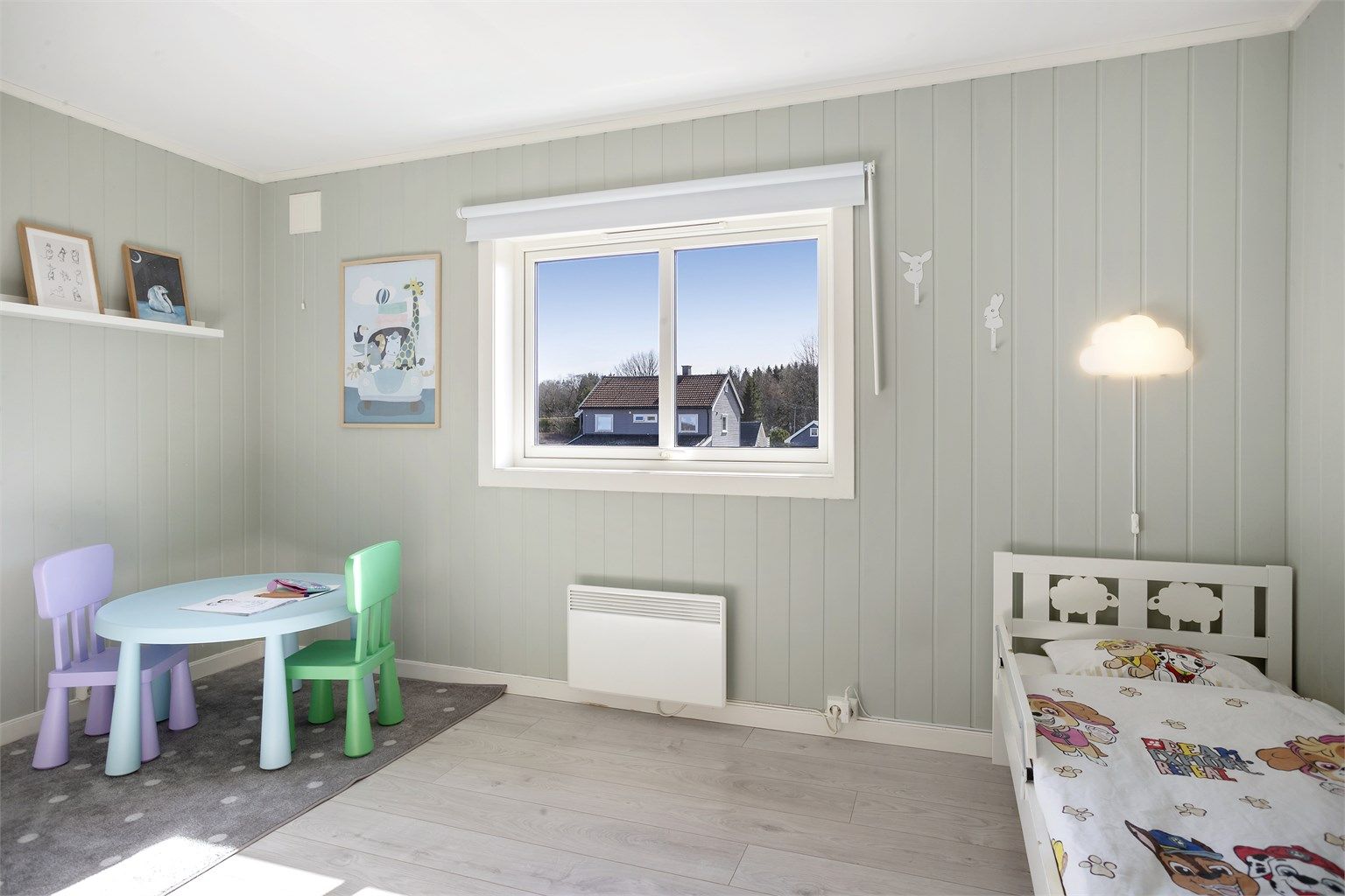 Alle soverommene har laminatgulv fra 2016 og vegger med panelplater.