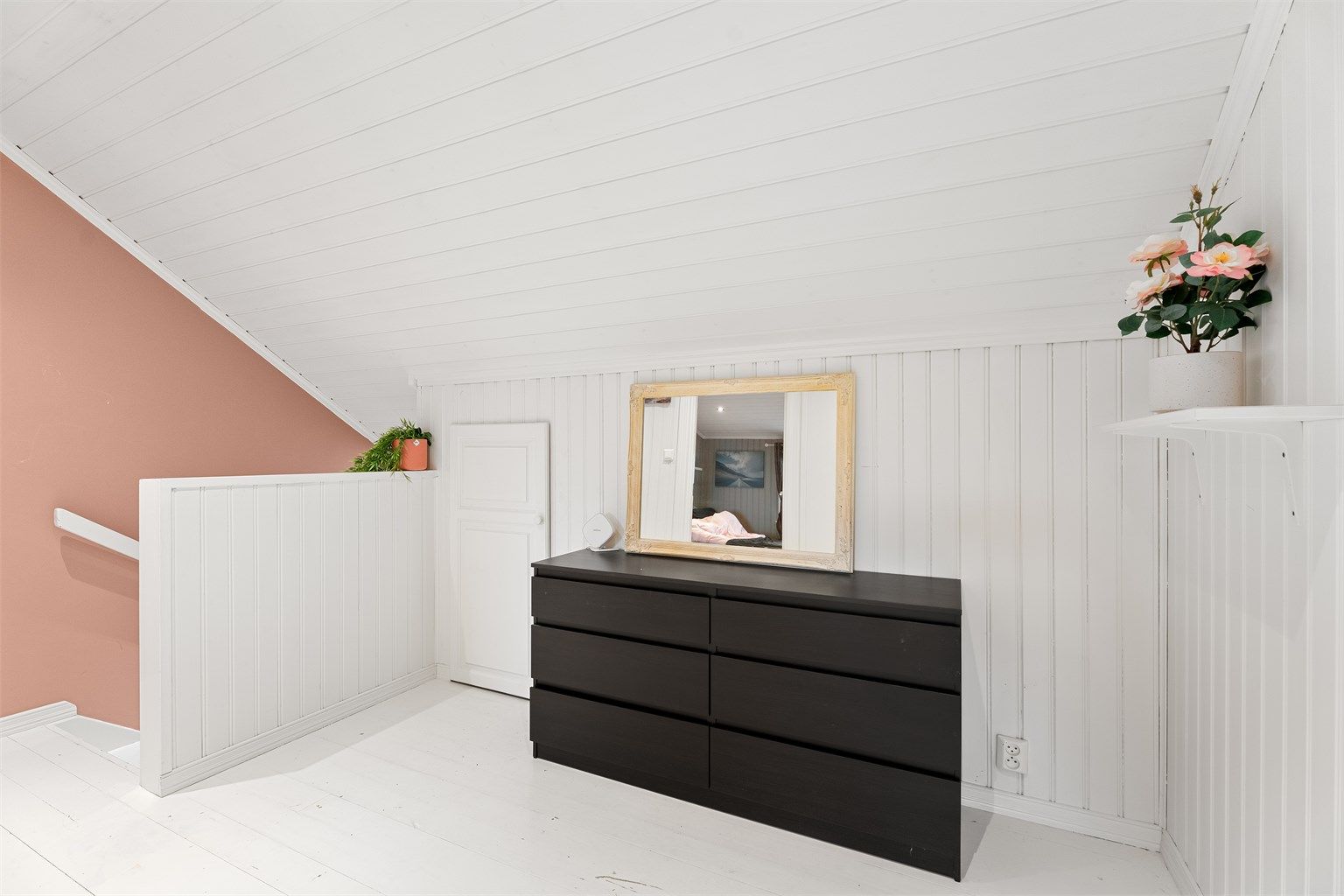 2. Etasje - Gang med plass til skrivepult, kommode eller kanskje en liten sofa?