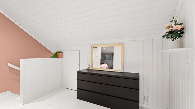 2. Etasje - Gang med plass til skrivepult, kommode eller kanskje en liten sofa?