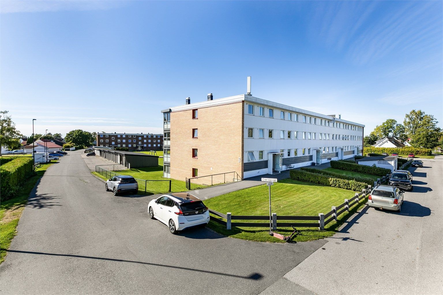 Hovedinngangen er i blokkens nordre side. Porttelefon betjenes fra leilighetens entré.