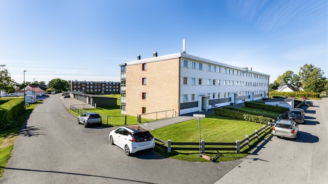 Hovedinngangen er i blokkens nordre side. Porttelefon betjenes fra leilighetens entré.