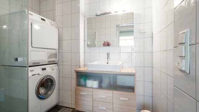 Baderom i hybel. Vaskemaskin og tørketrommel medfølger