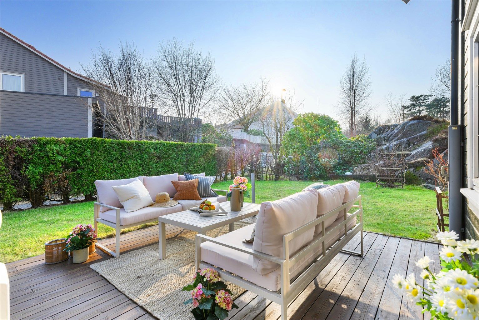 Solrik hage. Her kan sommeren nytes til det fulle. 