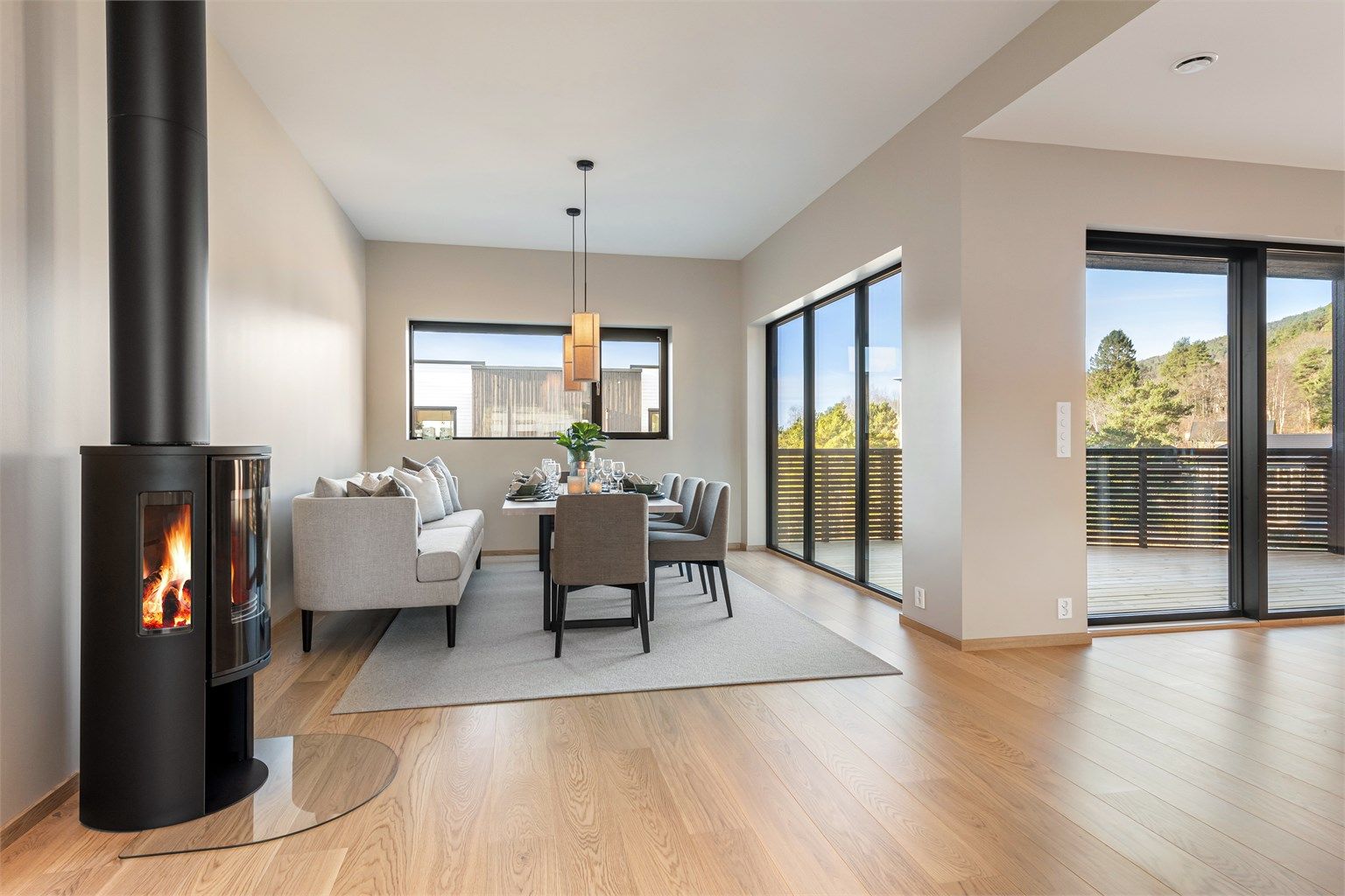 Hovedetasjen i 2. etasje inneholder stue, spisestue, kjøkken og soverom/tv-stue. I tillegg har man utgang til en romslig veranda