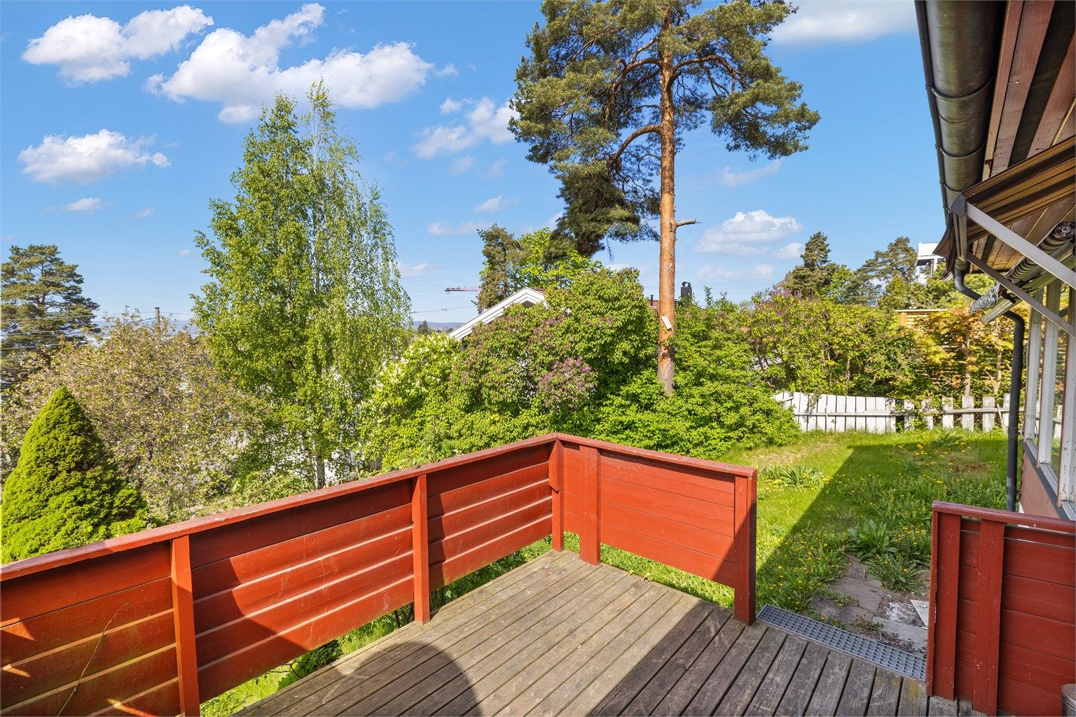 Vestvendt og solrik terrasse med trapp til hagen