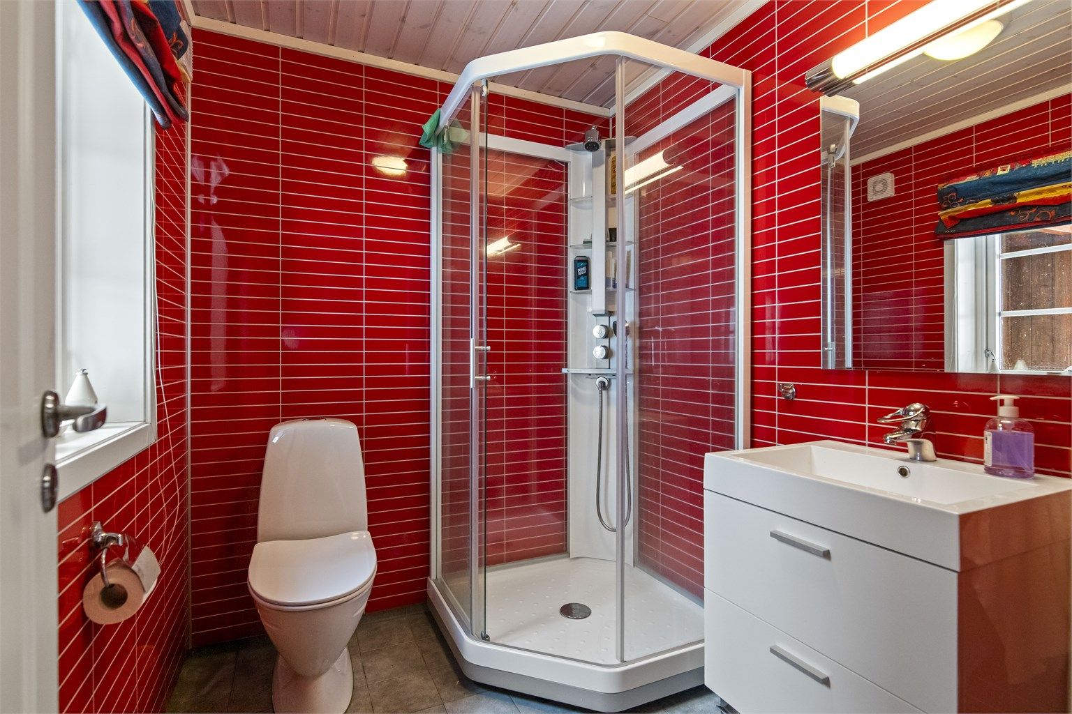 Bad 2 ligger med inngang fra hallen. Varmekabler i guvl