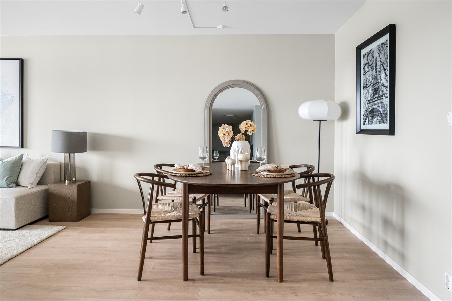 Spiseplassen er naturlig integrert i stuen, med god plass til gjester.