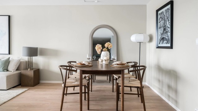 Spiseplassen er naturlig integrert i stuen, med god plass til gjester.