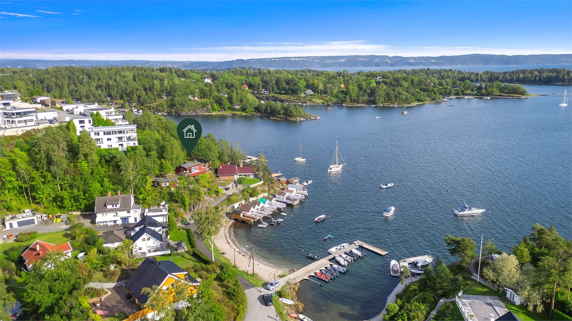 Her får du en sjarmerende enebolig med koselig anneks på en tomt med fantastisk beliggenhet og utsikt mot fjorden! Boligen inneholder 2 soverom, stue, kjøkken, bad, WC-rom og entré.