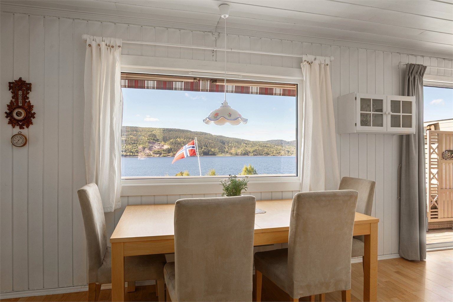 Utsikten nytes også fra både stue og spisestuen 
