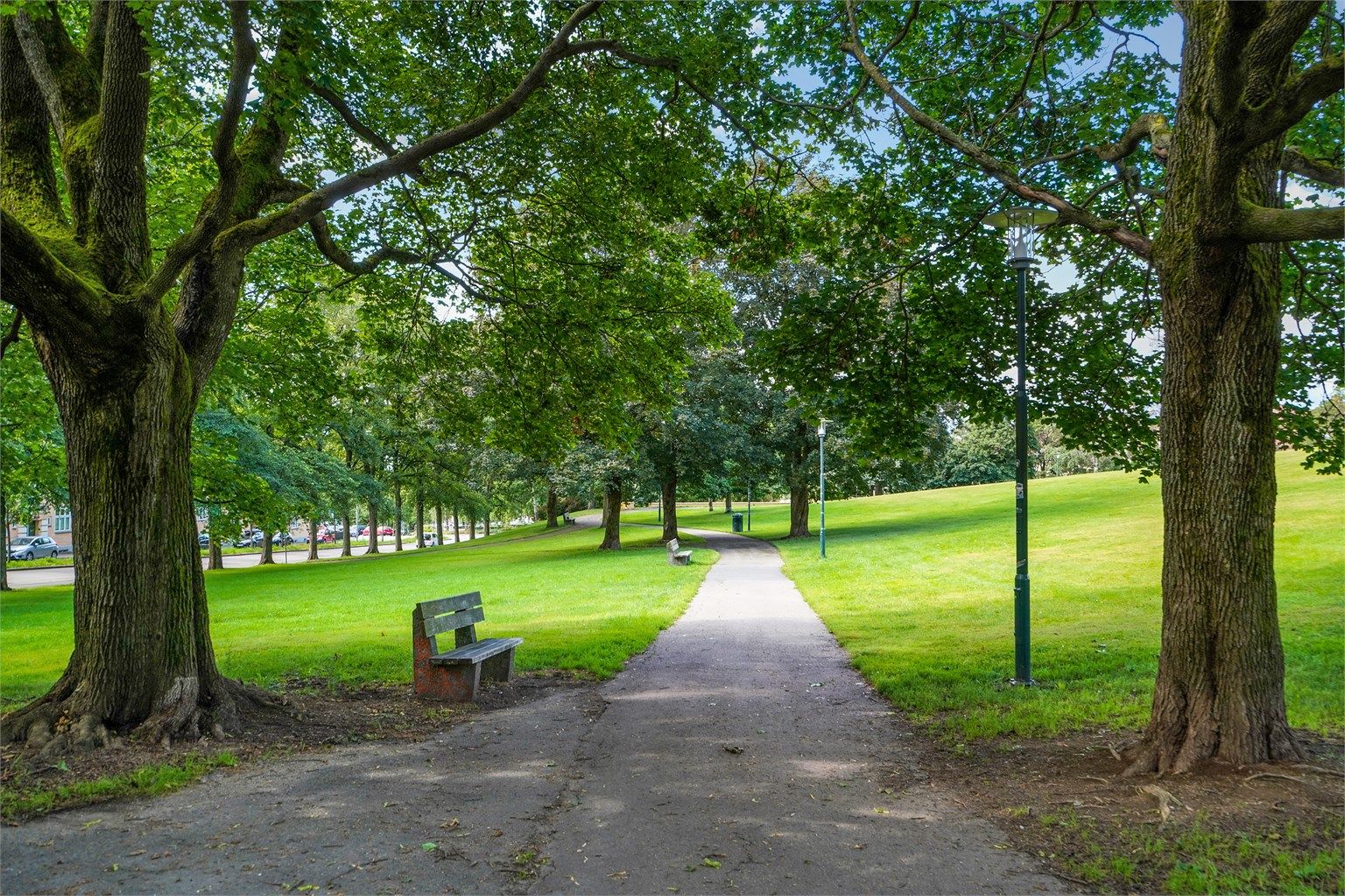 Leiligheten ligger helt inntil Torshovparken. Parken
er en stor park midt i byen med fin utsikt og har mye
sol. I tillegg er det kort vei til Akerselva og Torshovdalen