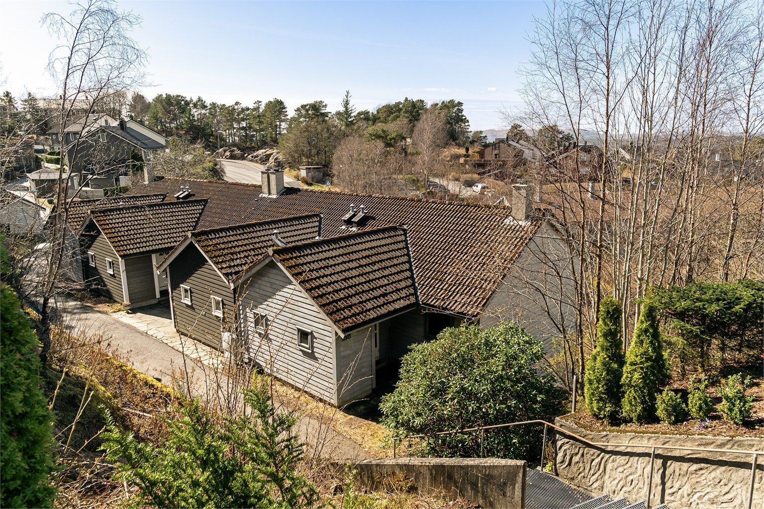 - Fin beliggenhet i enden av rolig gatetun uten mulighet for gjennomkjøring -