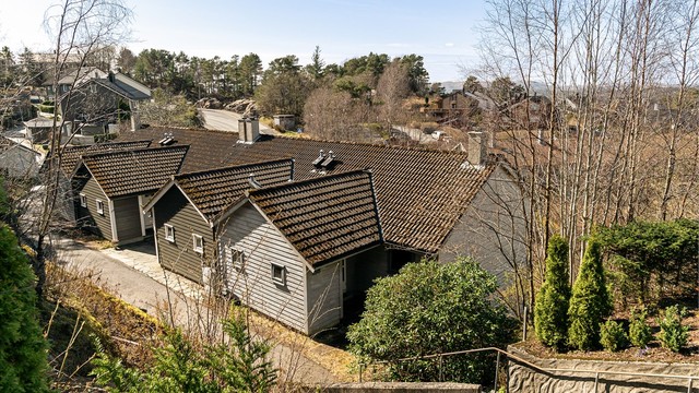 - Fin beliggenhet i enden av rolig gatetun uten mulighet for gjennomkjøring -
