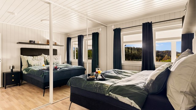 Fra hovedsoverommet er det også utsikt. Stor skyvedørsgarderobe med speildører gir god plass til hele garderoben.