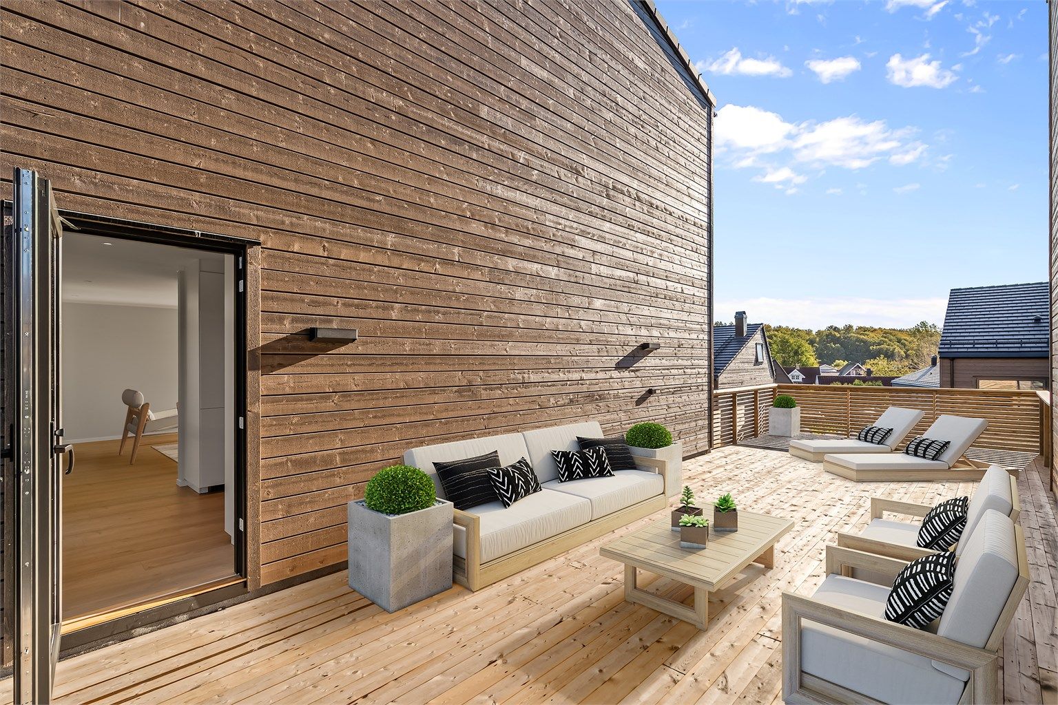 Her er det plass til uteplasser og sittegrupper på begge sider av boligen, slik at du kan nyte solen gjennom hele dagen. Den særdeles romslige terrassen på ca. 50 kvm er godt skjermet og gir en lun og privat atmosfære – ideell for hyggelige grillkvelder