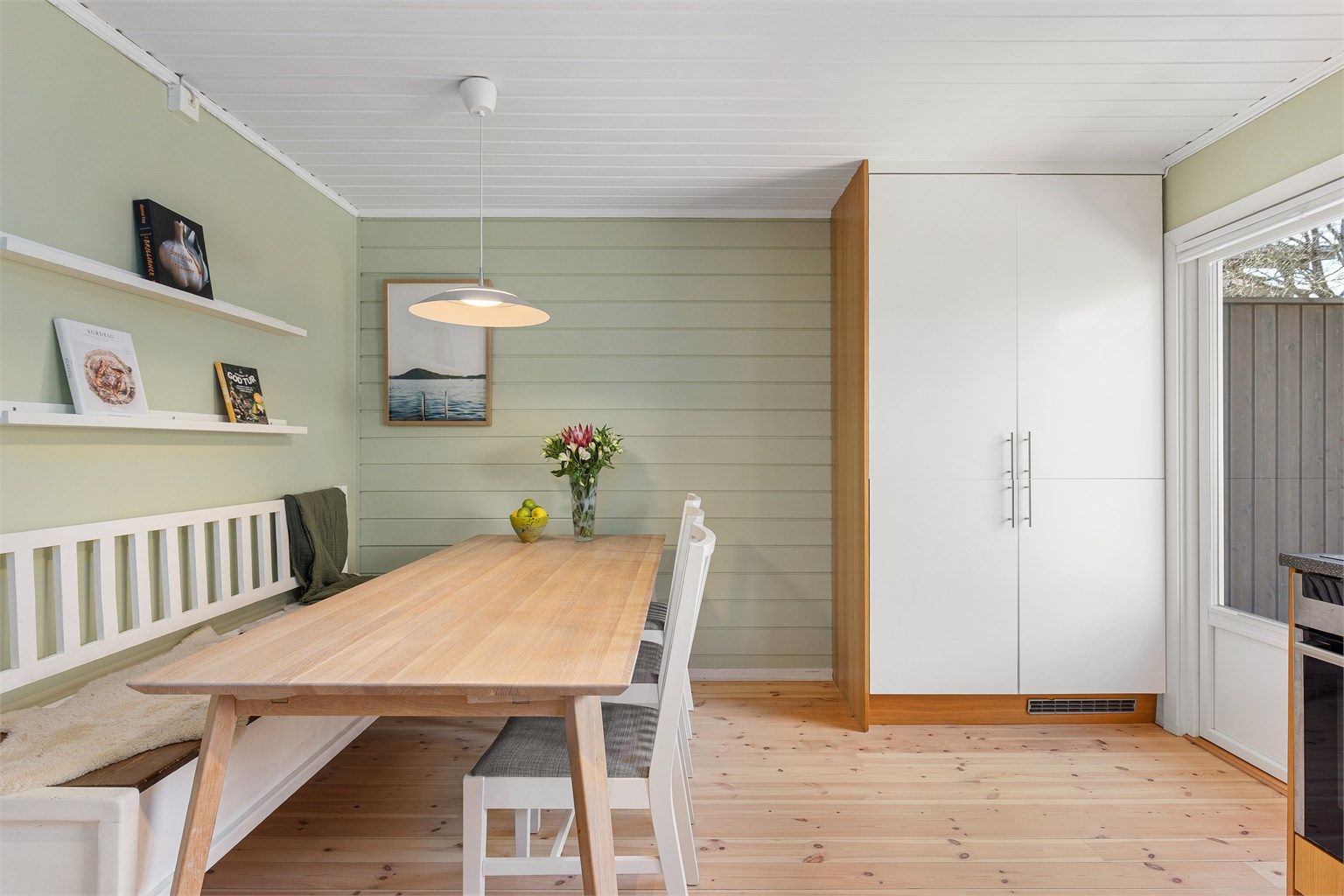 Kjøkkenet er av god størrelse og har også plass til et spisebord 