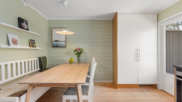 Kjøkkenet er av god størrelse og har også plass til et spisebord