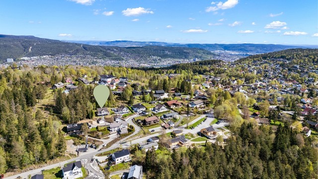 Praktisk avstand til Konnerud sentrum med et godt utvalg av servicetilbud og Konnerudsenteret som er bydelens naturlige samlingssted for handel.