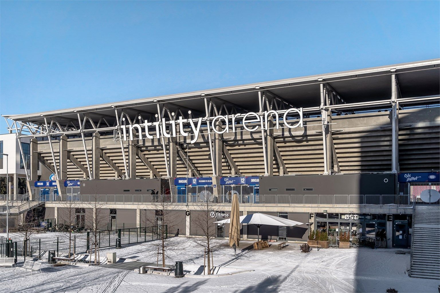 Område - Vålerenga idrettsforening har sin storstue Intility Arena på Valle Hovin. I forbindelse med utbyggingen av stadion og området på Valle Hovin åpnet FitnessXpress, barnehage og to restauranter. Her finner du også en Rema 1000 med søndagsåpent