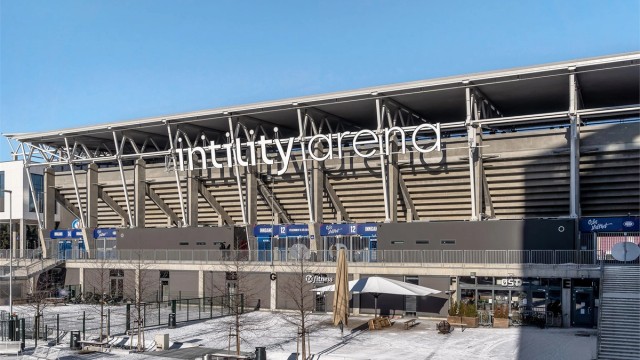 Område - Vålerenga idrettsforening har sin storstue Intility Arena på Valle Hovin. I forbindelse med utbyggingen av stadion og området på Valle Hovin åpnet FitnessXpress, barnehage og to restauranter. Her finner du også en Rema 1000 med søndagsåpent