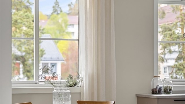 God plass til en romslig spisestue ved vinduet