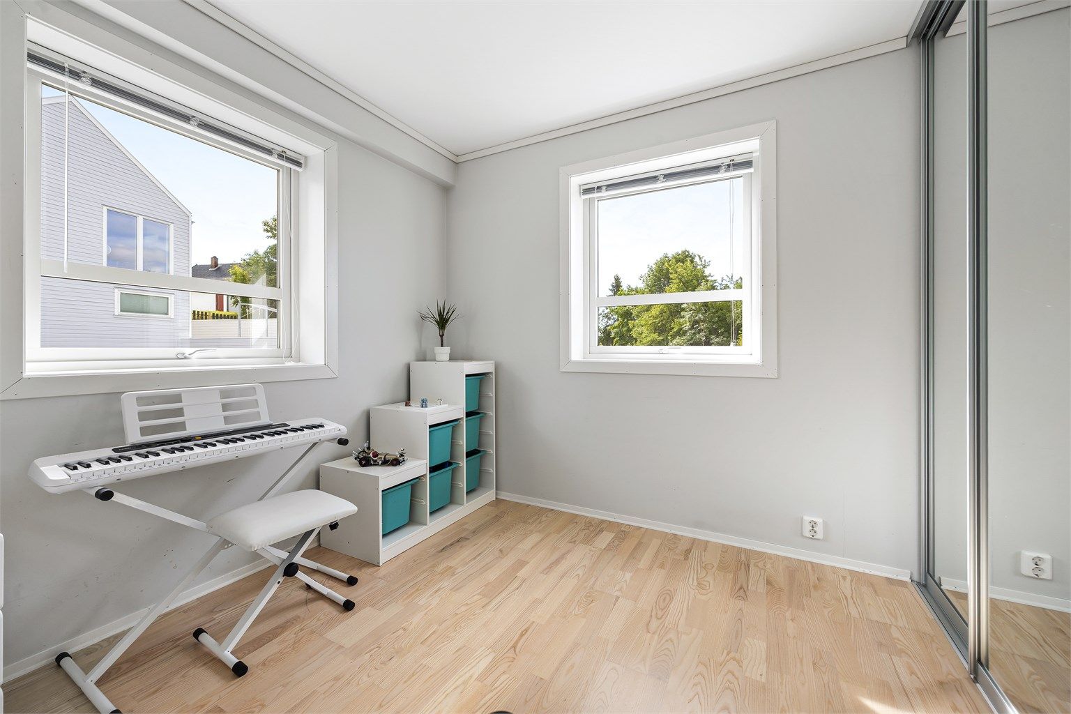 Soverom i første etasje, ideelt som gjesterom eller kontor.