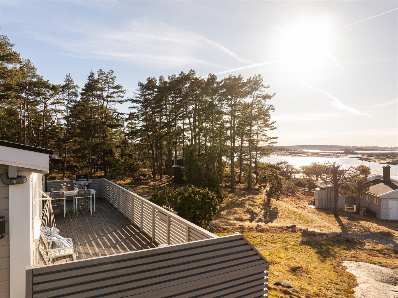 Lysningen rundt hytta åpner mot vest og ivaretar både utsikt og kveldssol. Her avbildet en sen ettermiddag tidlig i april.