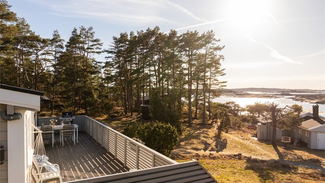 Lysningen rundt hytta åpner mot vest og ivaretar både utsikt og kveldssol. Her avbildet en sen ettermiddag tidlig i april.