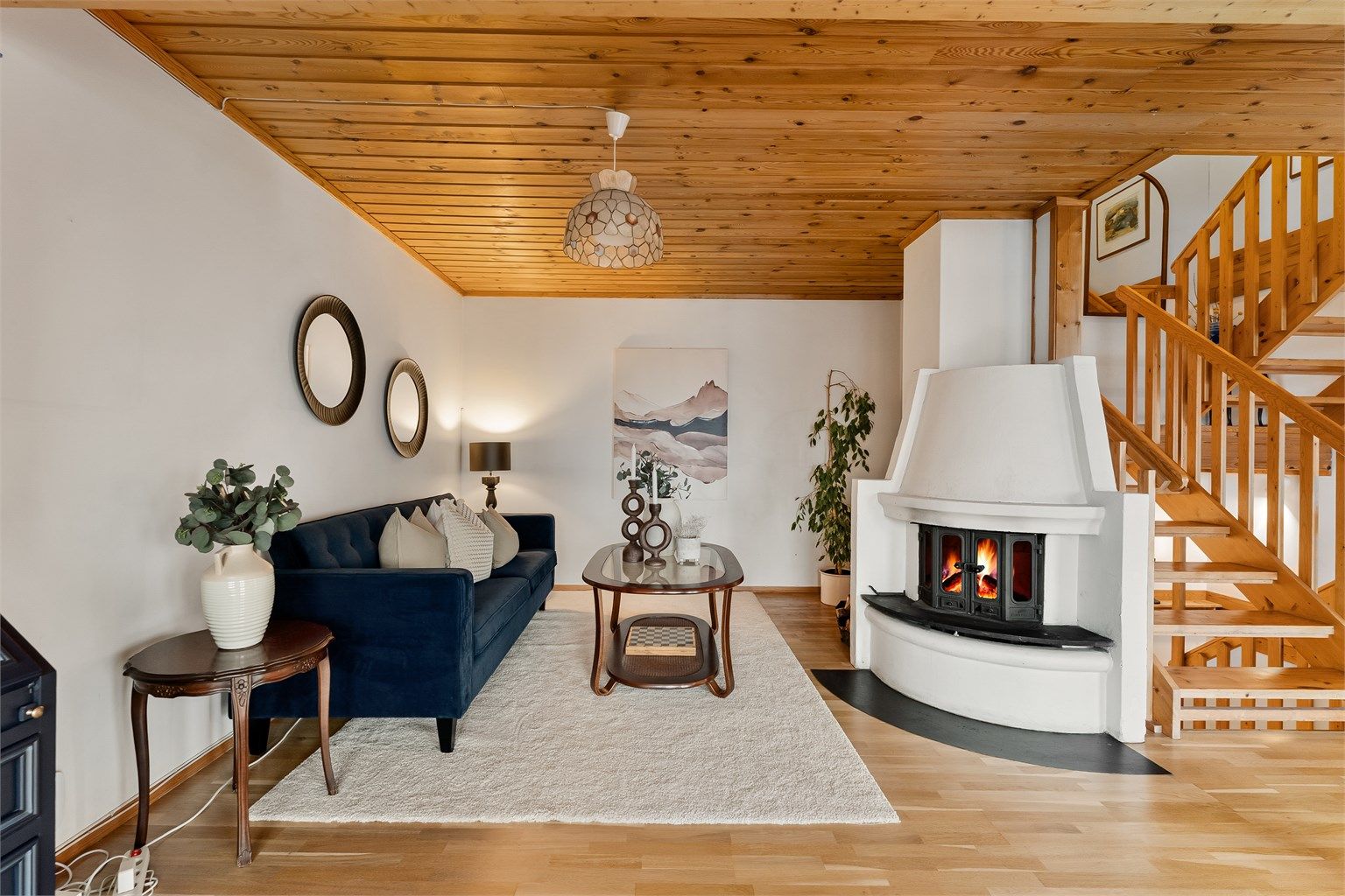 Stuen har en koselig peis som gir både varme og hygge