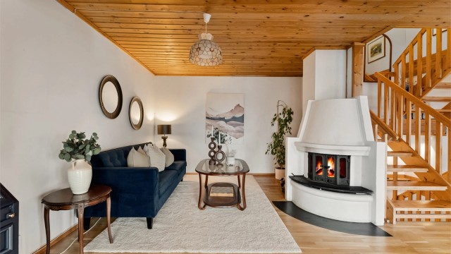Stuen har en koselig peis som gir både varme og hygge