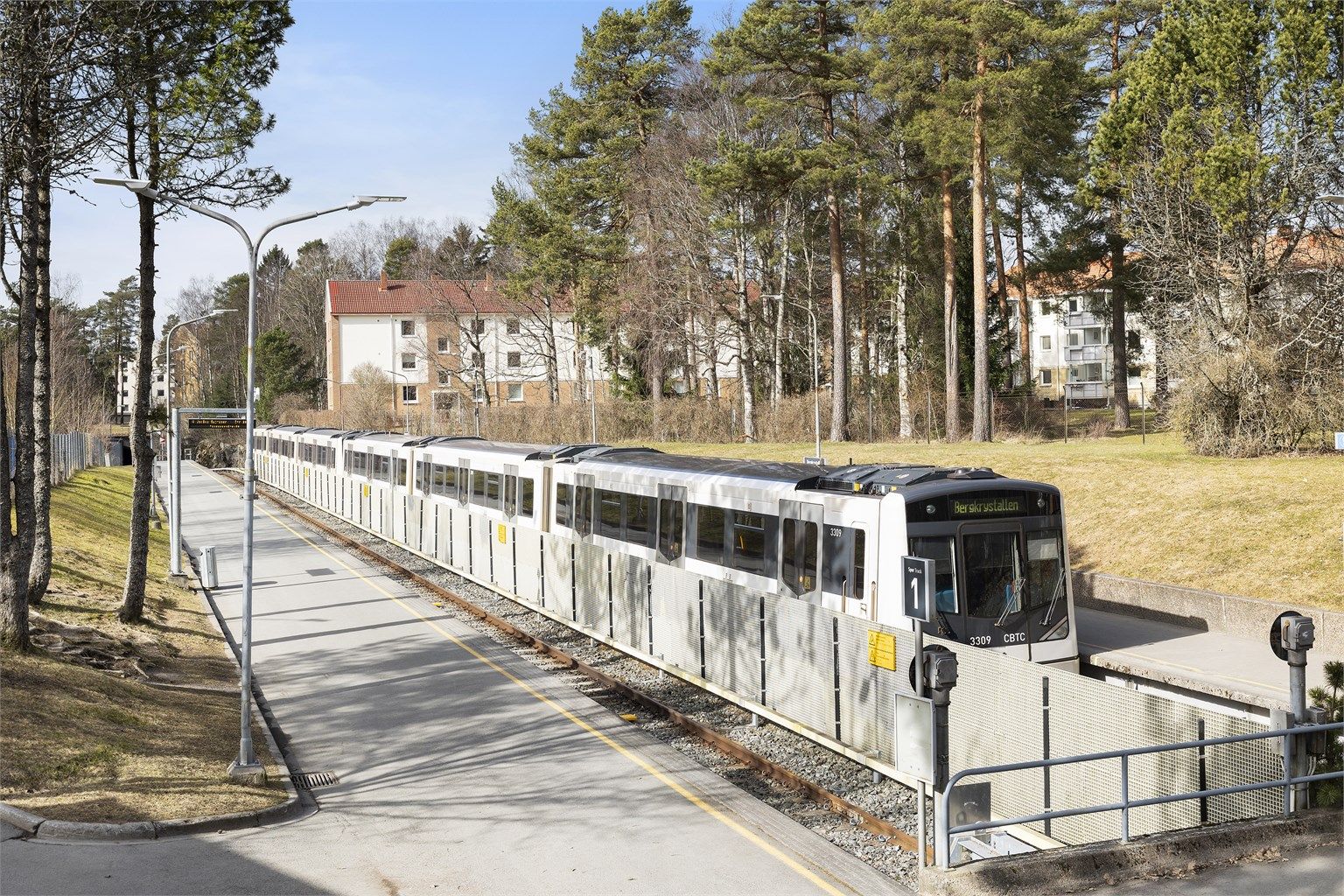 Kun fire minutters gange til Bergkrystallen T-banestasjon, med linje 1 og 4 direkte til sentrum.