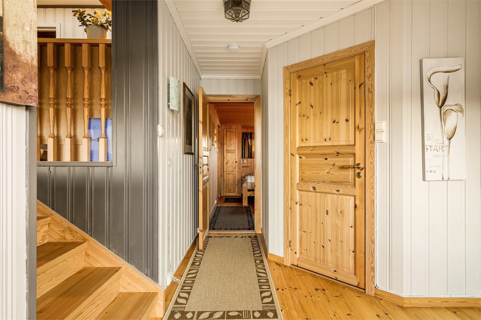 Praktisk planløsning med soverom og bad på et nivå lavere enn den sosiale sonen i hytta.