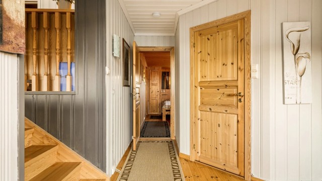 Praktisk planløsning med soverom og bad på et nivå lavere enn den sosiale sonen i hytta.