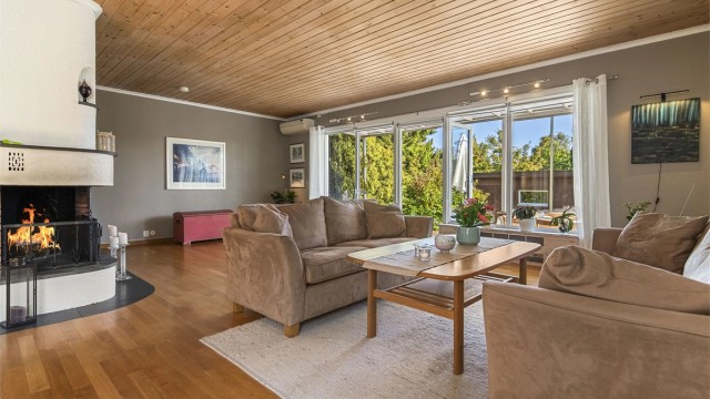 Det er montert peis i stuen. Ypperlig for både kost og hygge på kalde dager.