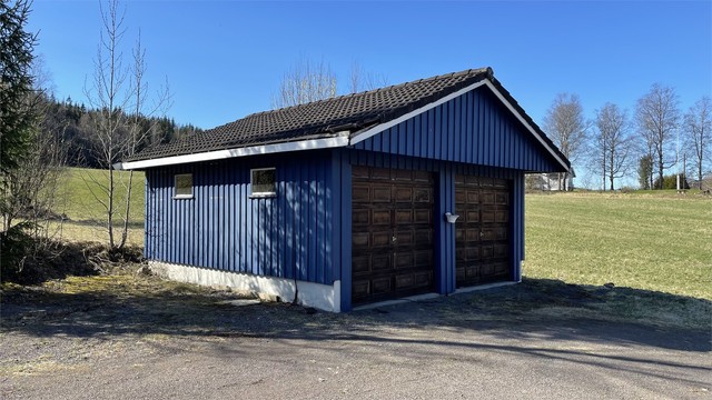 På eiendommen er det også oppført i 1988/89 en dobbeltgarasje på 36 kvm. Garasjen er byggemeldt men mangler formell godkjenning iflg undersøkelser mot Nittedal kommune