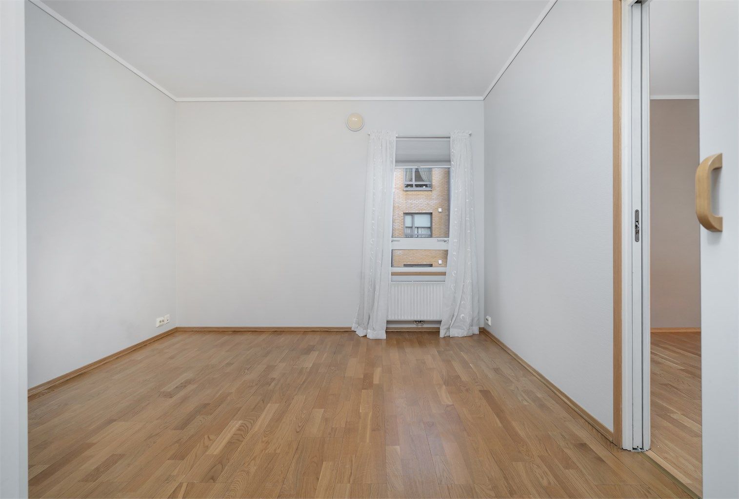 Soverommet har ny parkett på gulv og en plassbesparende skyvedør inn mot stuen samt mot bad