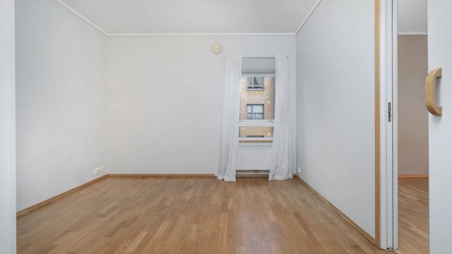 Soverommet har ny parkett på gulv og en plassbesparende skyvedør inn mot stuen samt mot bad