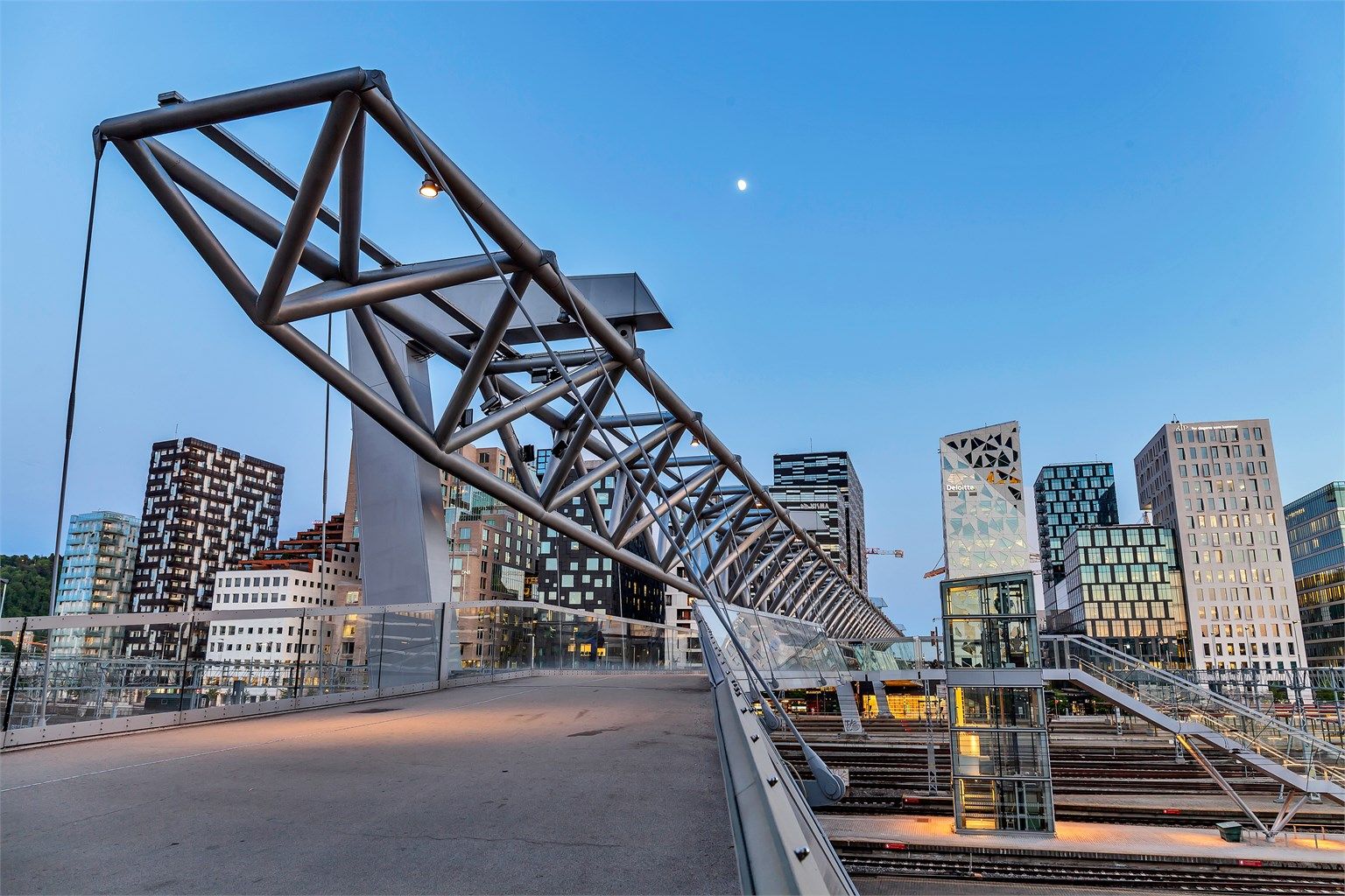En gangbro leder direkte over til Bjørvika, som ligger kun få minutter unna.
