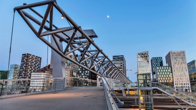 En gangbro leder direkte over til Bjørvika, som ligger kun få minutter unna.