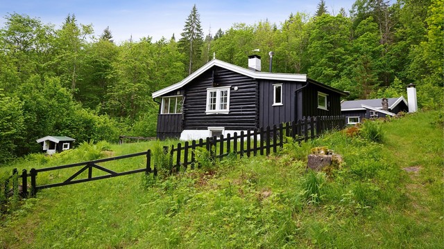 Eiendommen har veirett inn via en privat grusvei og ligger tilbaketrukket på en svakt skrånende naturtomt.