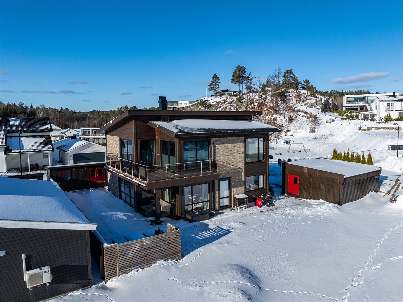 En arkitektonisk særpreget enebolig med gjennomførte detaljer og flere uteplasser.