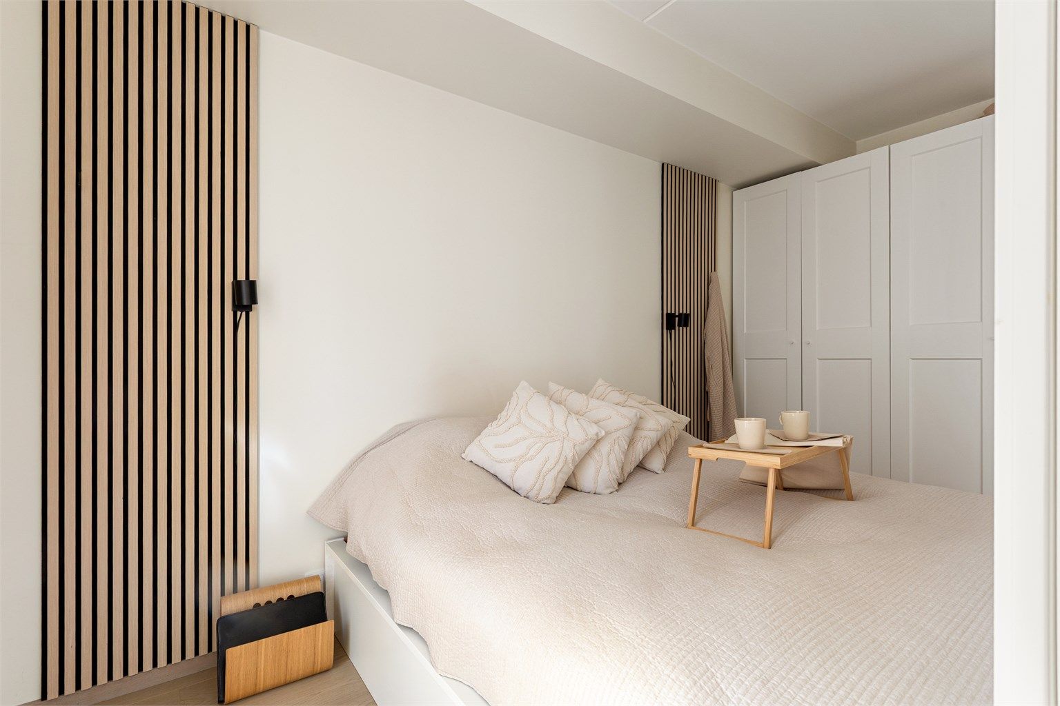 Soverommet har god plass til dobbeltseng og er innredet for en rolig og behagelig atmosfære.