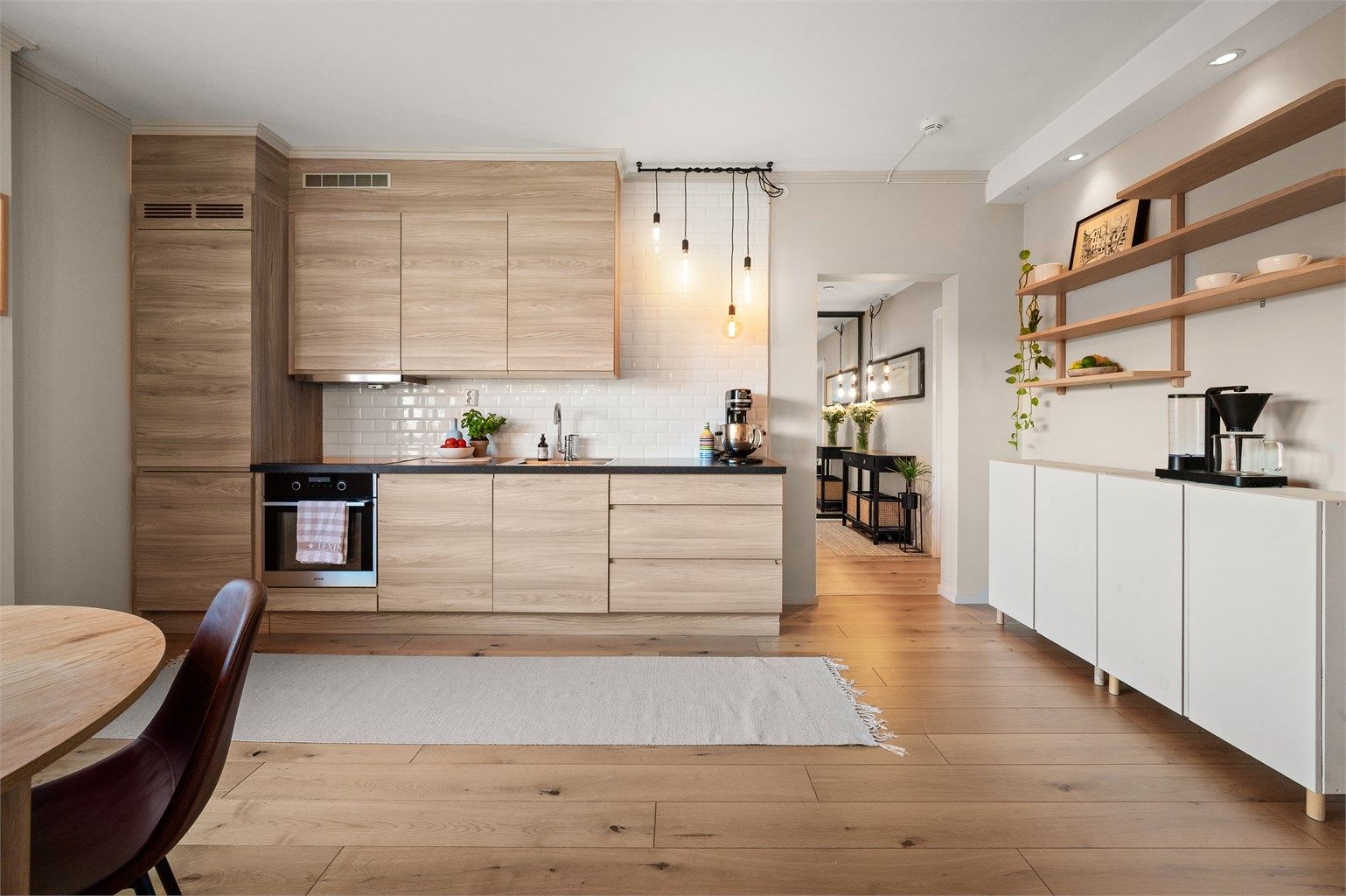 En åpen og sosial kjøkkenløsning med god arbeids- og oppbevaringsplass.