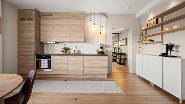 En åpen og sosial kjøkkenløsning med god arbeids- og oppbevaringsplass.