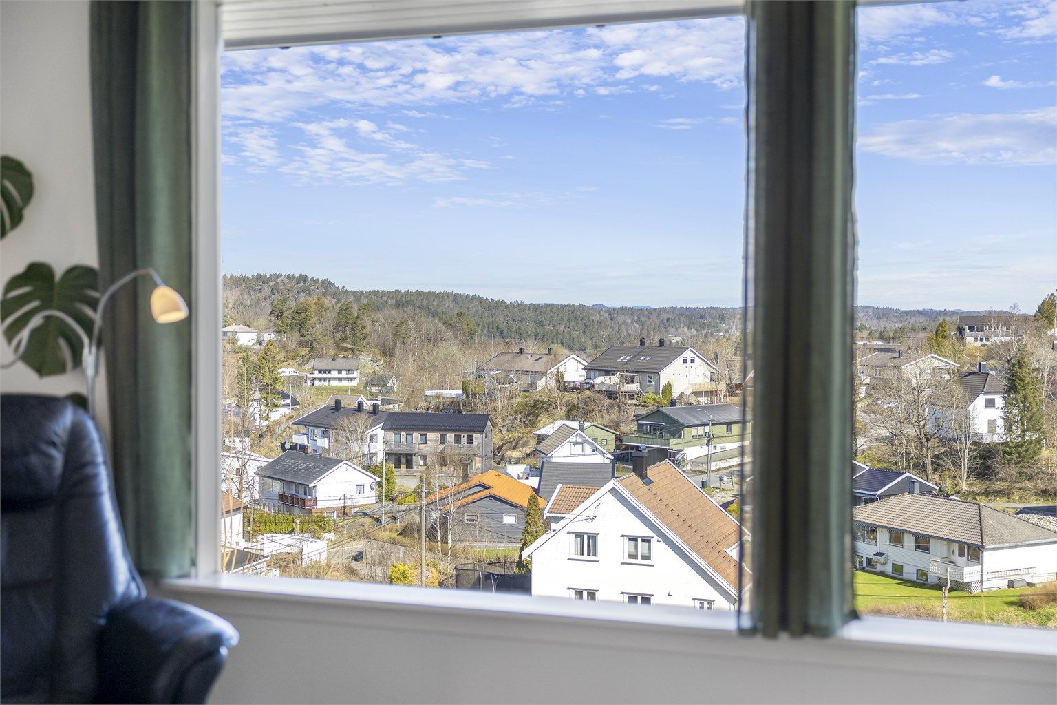 Fra boligen er det kort vei til både skoler og barnehager, og Arendal sentrum er kun seks minutter unna med bil.