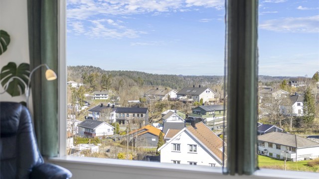 Fra boligen er det kort vei til både skoler og barnehager, og Arendal sentrum er kun seks minutter unna med bil.